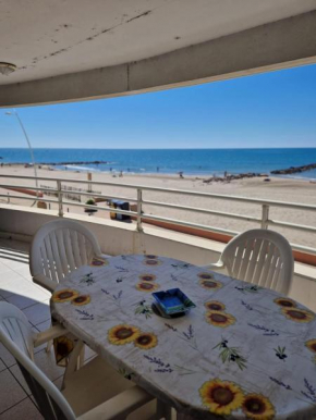 Nice 70m with TERRACE in front of the sea!